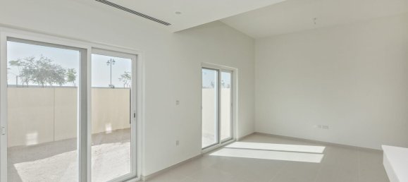 Вилла с 2 спальнями в Dubai Land, ОАЭ № 111159 15