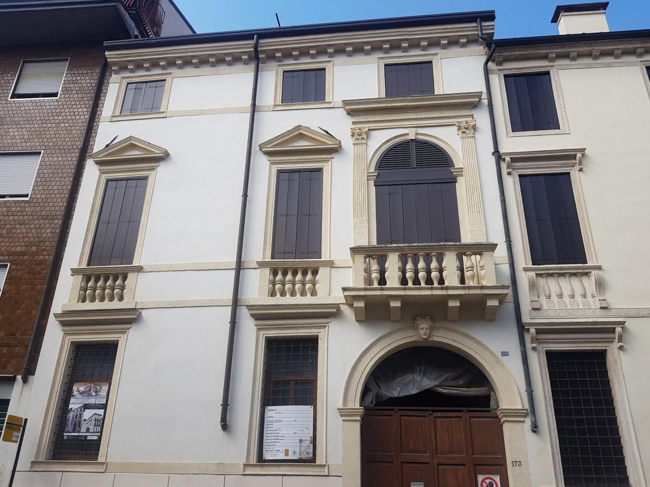 6 rooms Apartment in Vicenza, Italy No. 234532