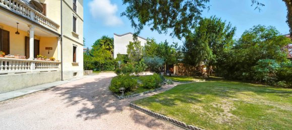 4 غرف نوم فيلا في Castronno, Italy رقم 338247 11