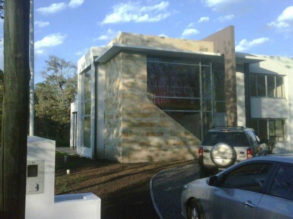 Casa de 3 dormitorios en Presidente Perón, Argentina No. 94399