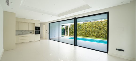 4 bedrooms Villa in Marbella, Spain No. 16139 11