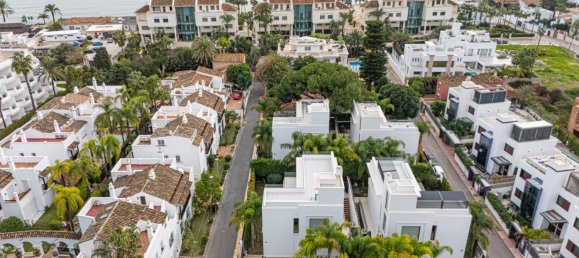 4 bedrooms Villa in Marbella, Spain No. 16139 8