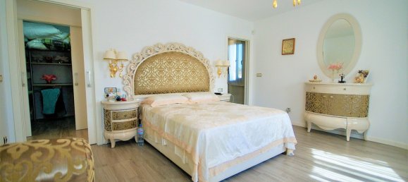 4 bedrooms Villa in La Zenia, Spain No. 1057 2