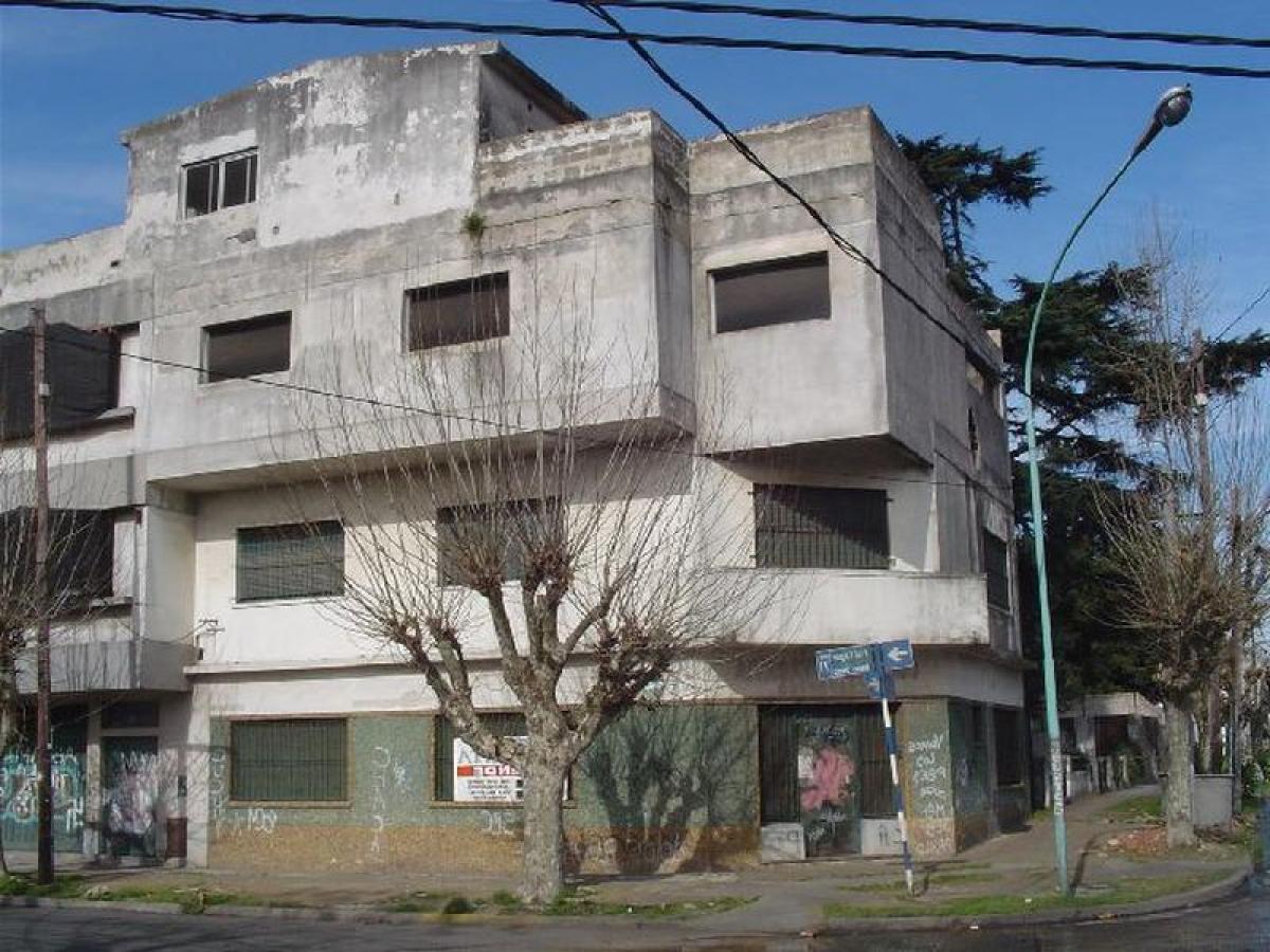 300m² Building in General San Martin, Argentina No. 104189