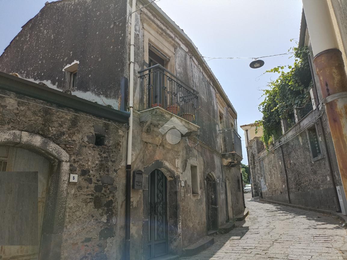 Casa de 4 divisões em Linguaglossa, Italy N.º 2671