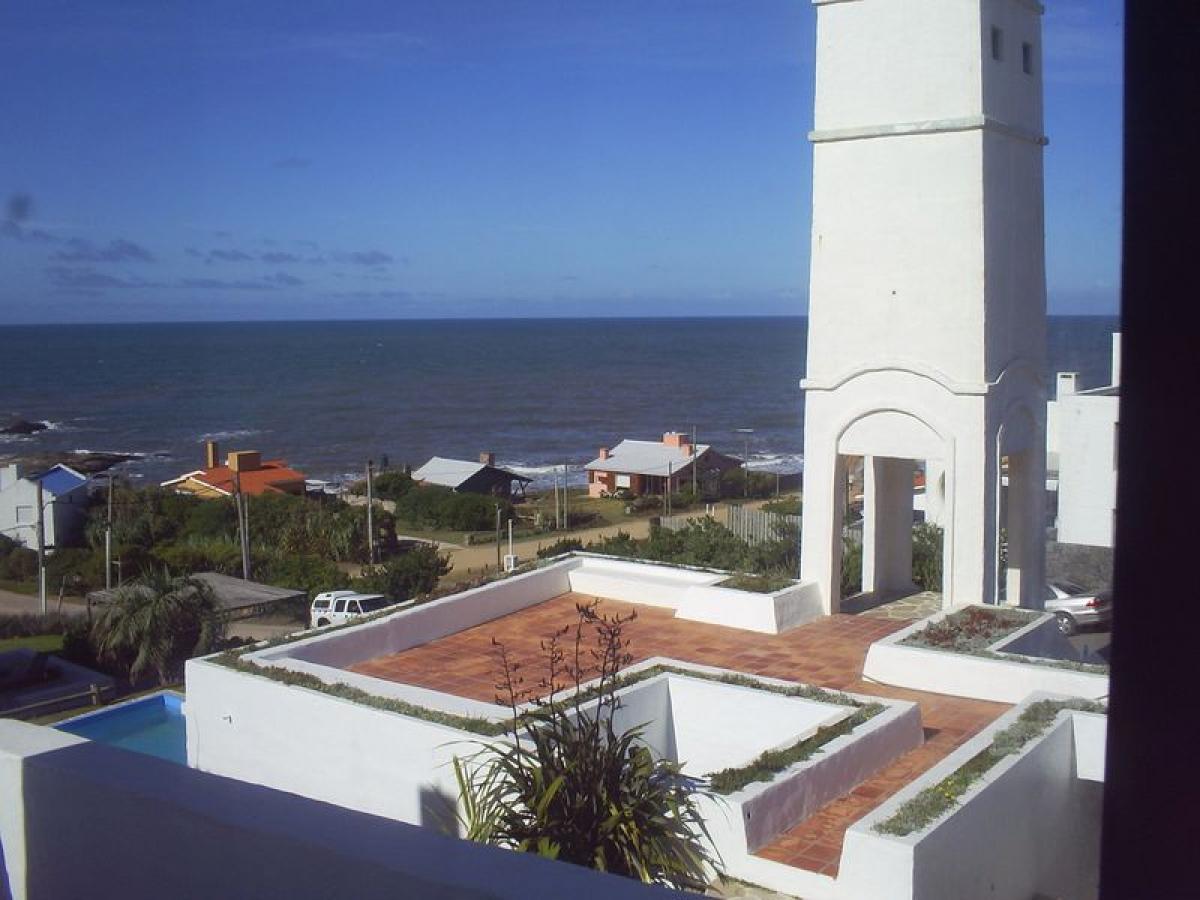 Casa de 3 dormitorios en Maldonado, Uruguay No. 2473