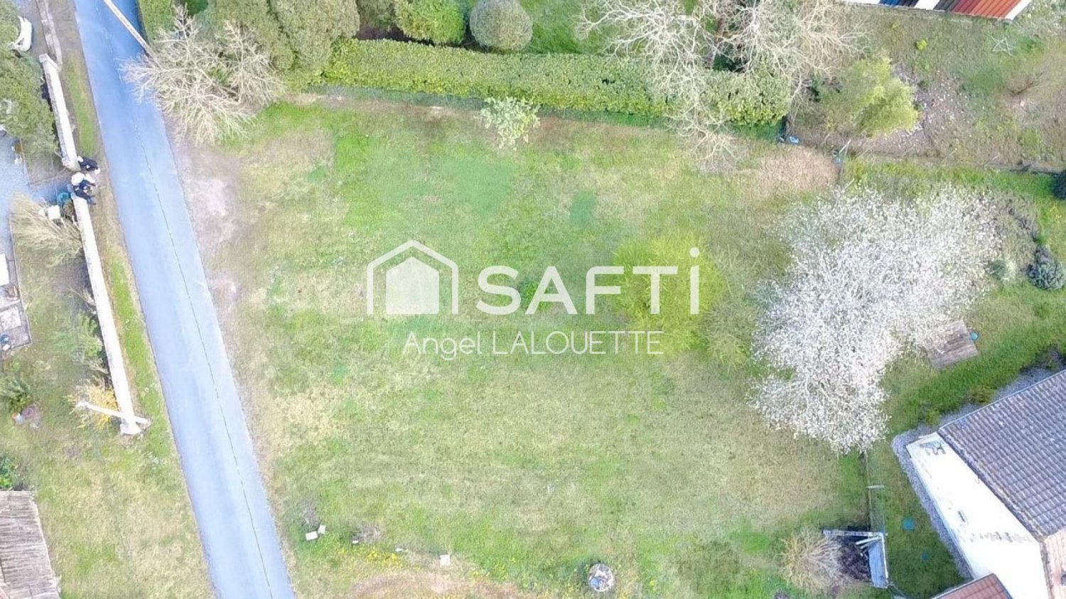 625m² Land in Saint-Pierre-d'Eyraud, France No. 100633