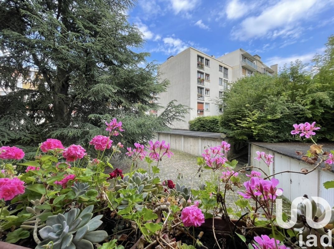 Apartamento de 4 habitaciónes en Pantin, France No. 144435