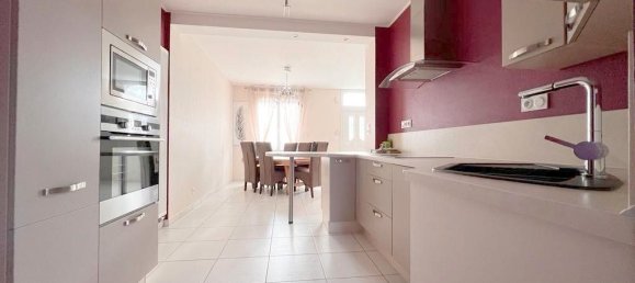 5 bedrooms House in Saint-Nazaire, France No. 100874 3