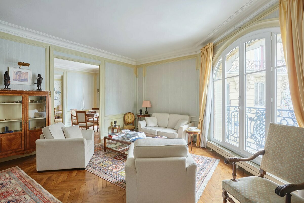 3 bedrooms Apartment in Paris, France No. 165229