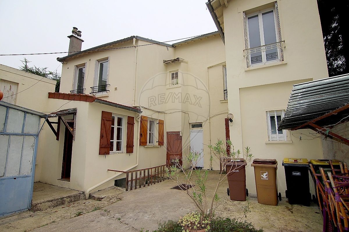 2 bedrooms Apartment in Colombes, France No. 151537