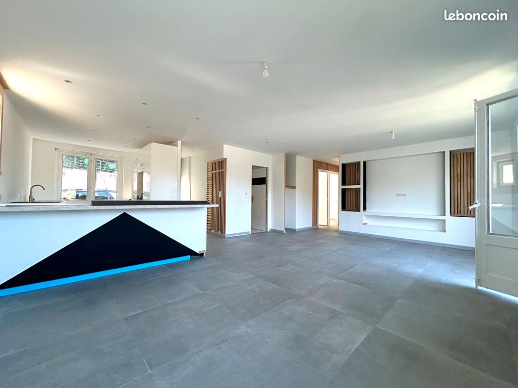 3 bedrooms House in Saint-Etienne, France No. 197630