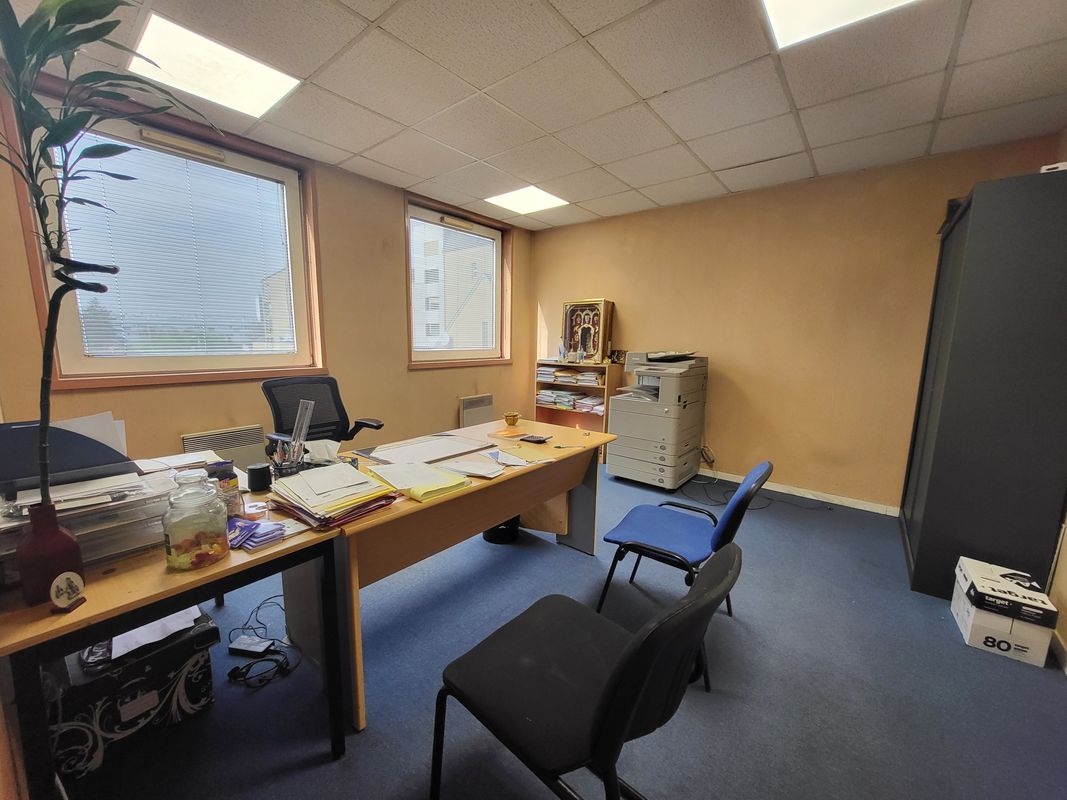 75m² Office in Bondy, France No. 125098
