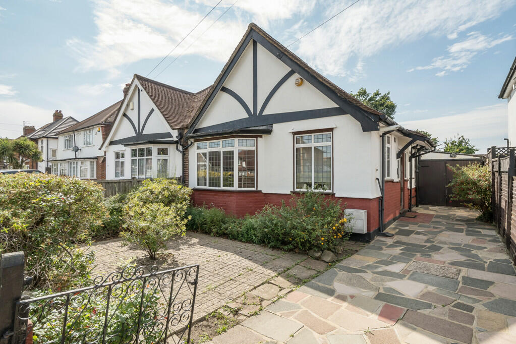 2 bedrooms Bungalow in London, United Kingdom No. 7667