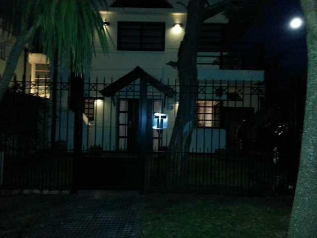 4 bedrooms House in Mar del Plata, Argentina No. 69678