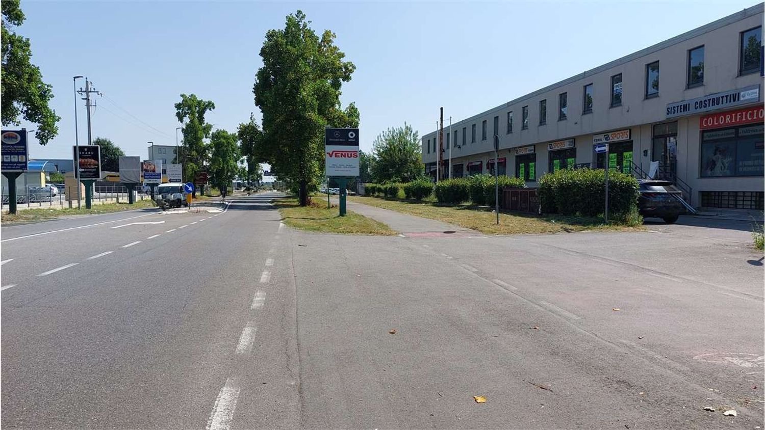 236m² Commercial property in Cernusco sul Naviglio, Italy No. 400301
