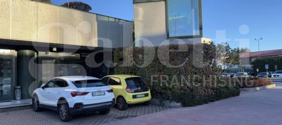 Gewerbliche Immobilie in Carate Brianza, Italy 196m², Nr. 302184 9