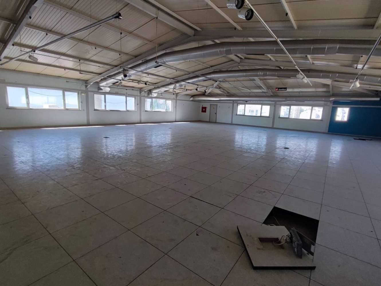 Armazém em Loures, Portugal 4830 m² N.º 85327