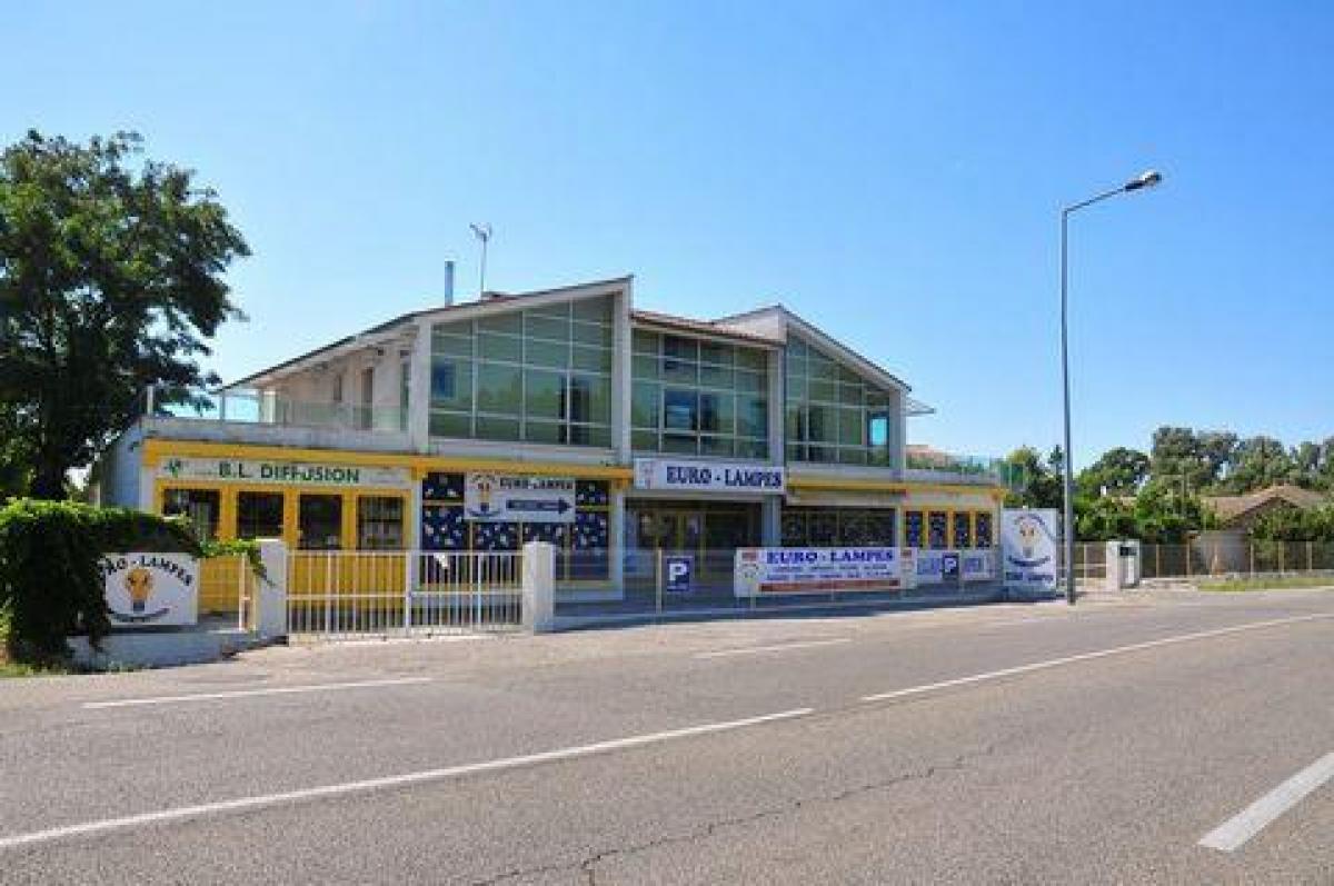 426m² Factory in Entrecasteaux, France No. 21340