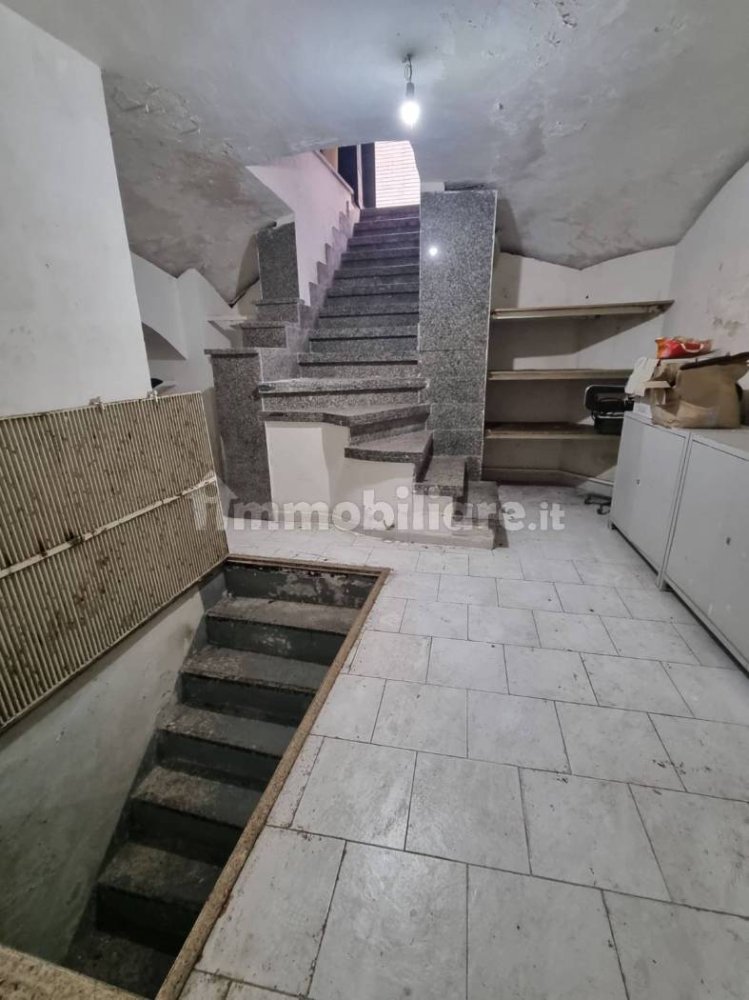 190m² Warehouse in Naples, Italy No. 302098