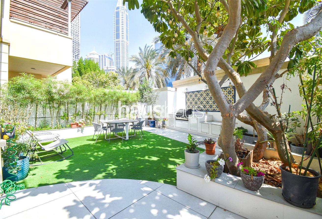 3 bedrooms Villa in Dubai Marina, UAE No. 98990