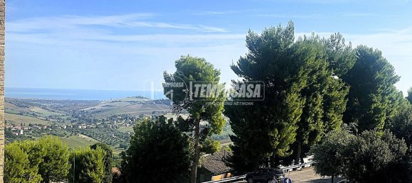 5 bedrooms House in Fermo, Italy No. 330914 2