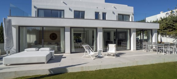 5 bedrooms Villa in Marbella, Spain No. 19597 2