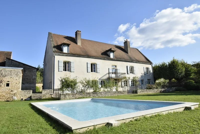 Casa de 4 dormitorios en Tournus, France No. 193688