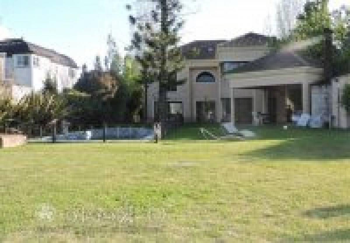5 bedrooms House in Berazategui, Argentina No. 4632