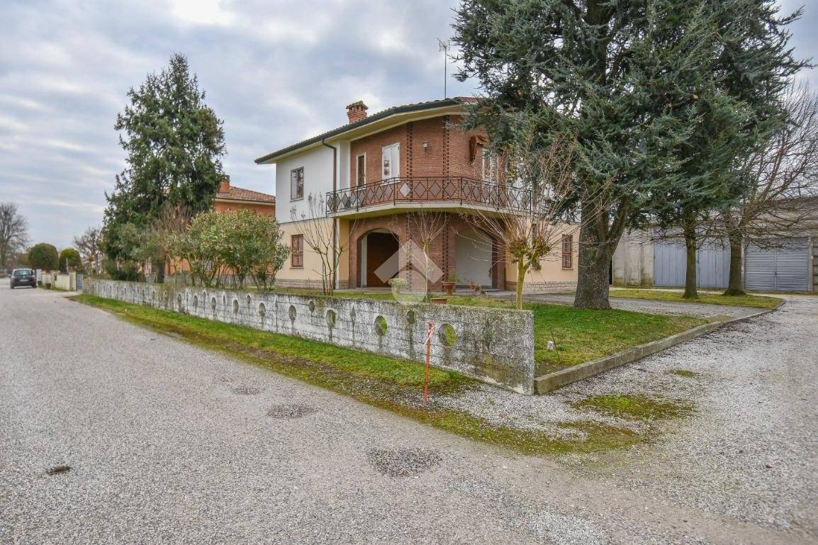 2 bedrooms Villa in Poggio Renatico, Italy No. 211090