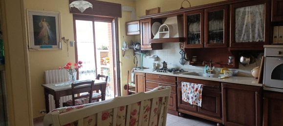 3-salle Appartement à Matrice, Italy No. 237302 8