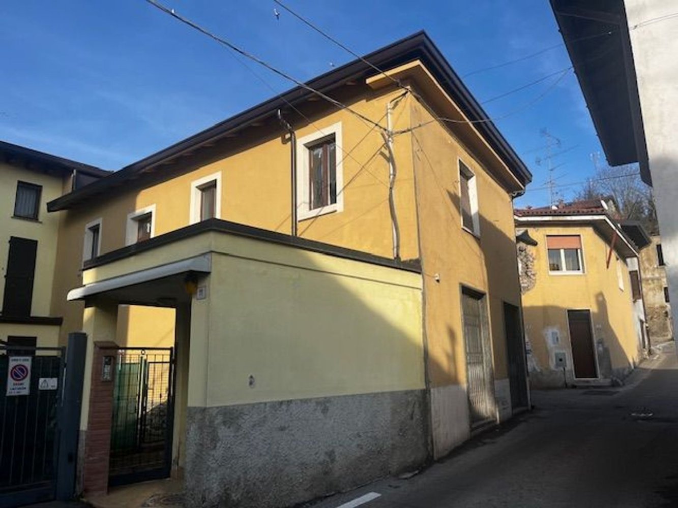 3 bedrooms Apartment in Carugo, Italy No. 359725