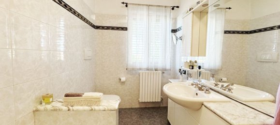 5 bedrooms House in Campi Bisenzio, Italy No. 379046 41