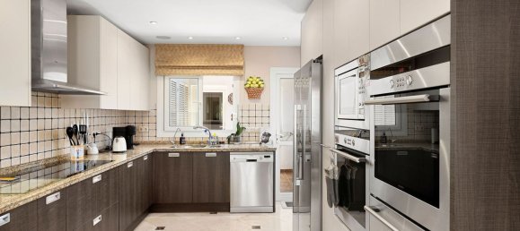 3 bedrooms Townhouse in Marbella, Spain No. 135307 8