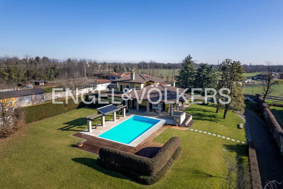 4 bedrooms Villa in Parabiago, Italy No. 126683