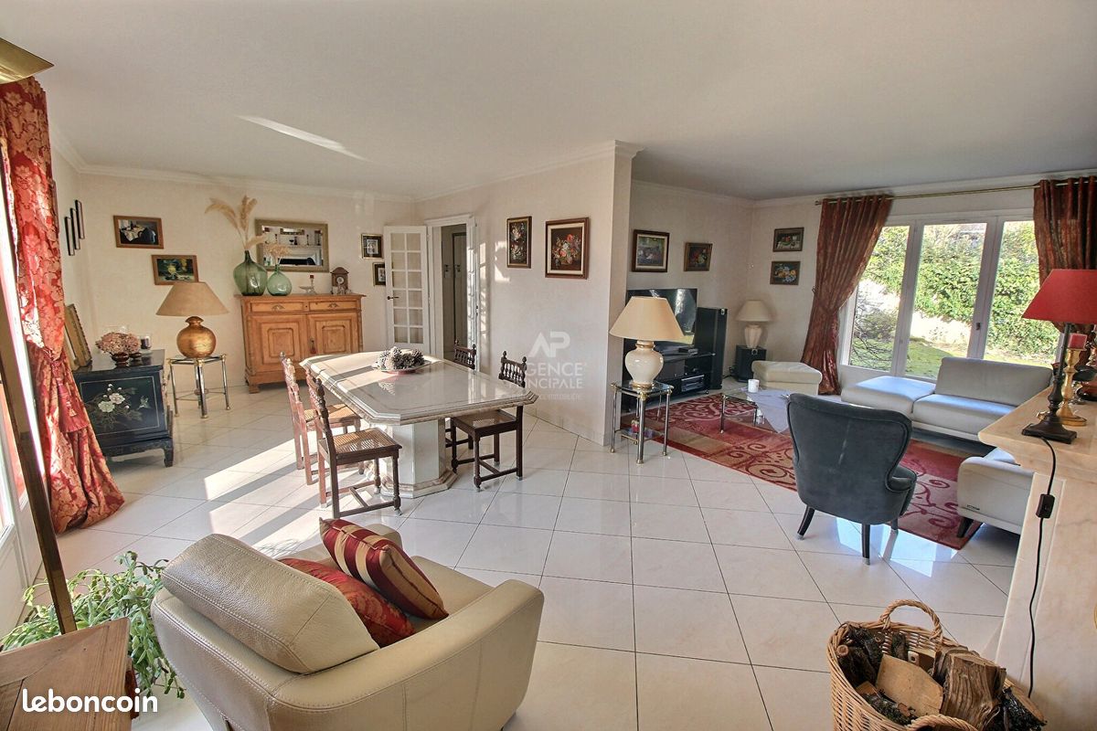 Casa de 4 dormitorios en Triel-sur-Seine, France No. 150086