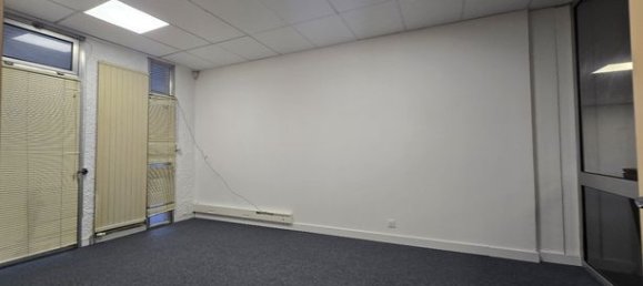 360m² Office in Evreux, France No. 301526 2