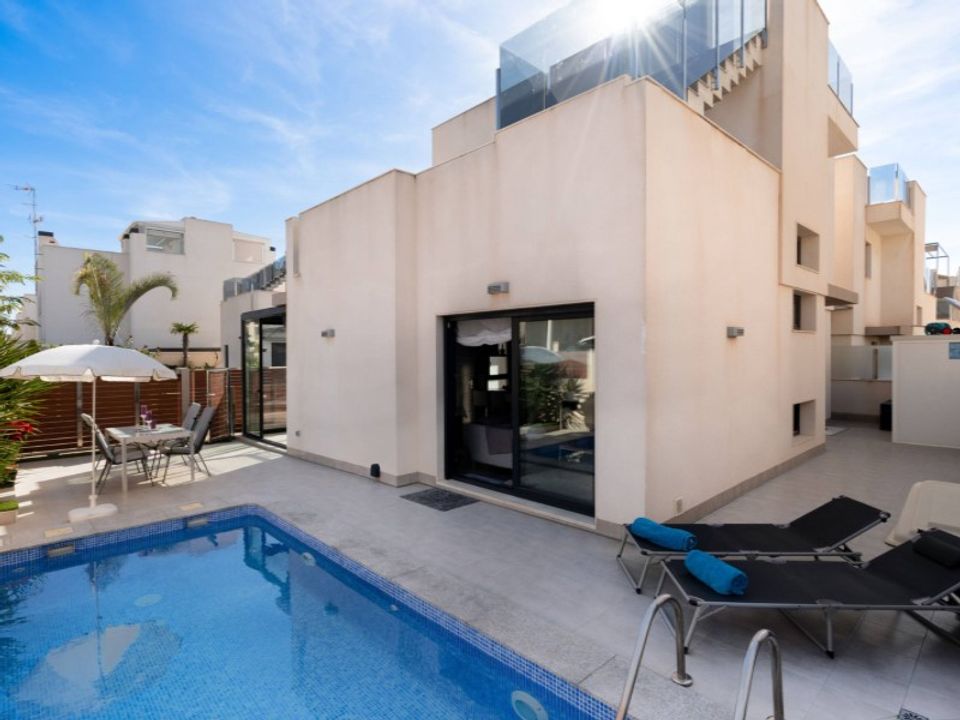 5 bedrooms Villa in Torrevieja, Spain No. 176579