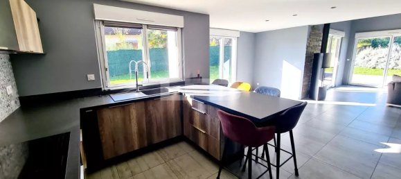 4 bedrooms Villa in Rumilly, France No. 206788 3