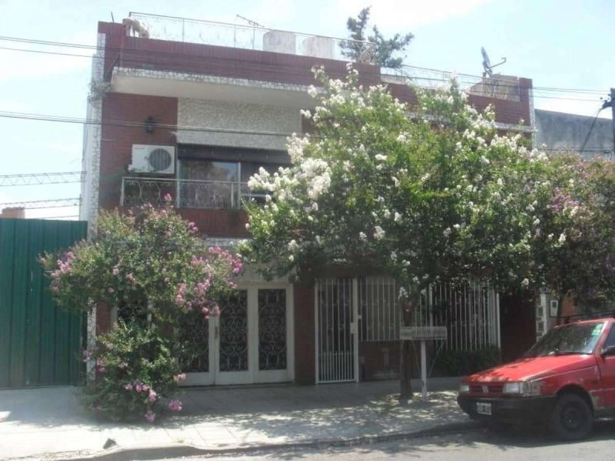 3 bedrooms House in Lanus, Argentina No. 12070
