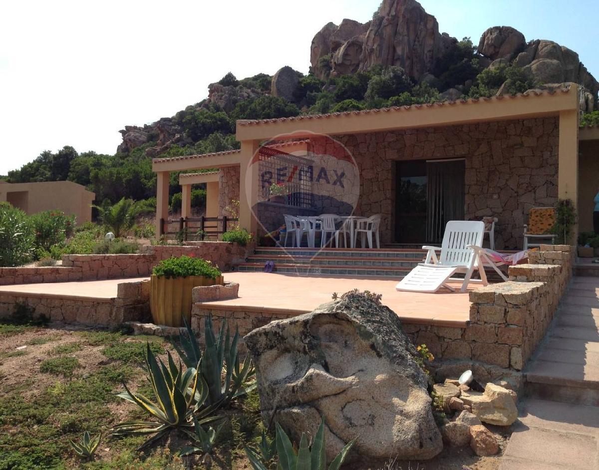 Villa de 4 dormitorios en Trinità d'Agultu e Vignola, Italy No. 223126