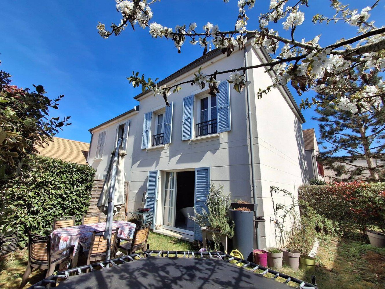 Casa de 4 dormitorios en Neauphle-le-Chateau, France No. 329956