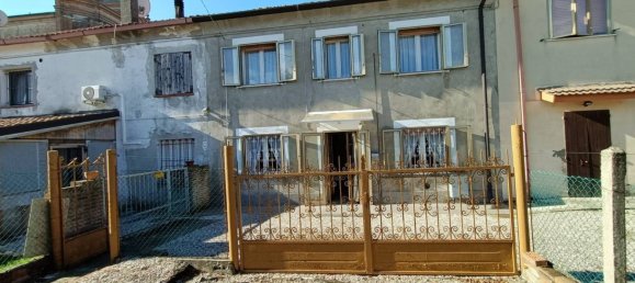 2 bedrooms House in Riva del Po, Italy No. 173897 4