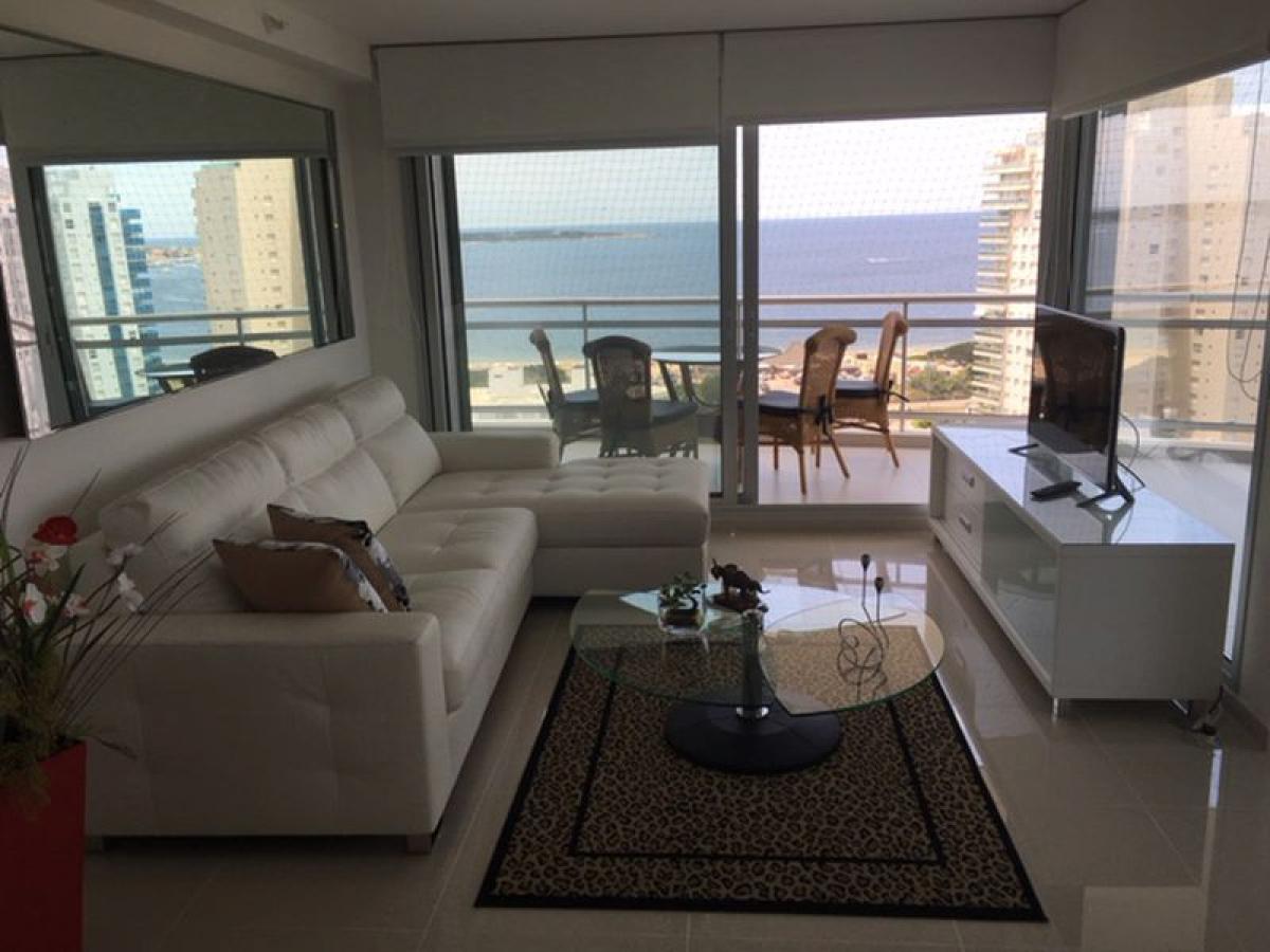 Apartamento de 3 dormitorios en Maldonado, Uruguay No. 11484