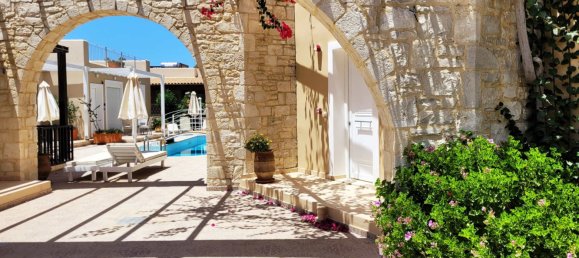 2 bedrooms Commercial property in Chania, Greece No. 8399 2