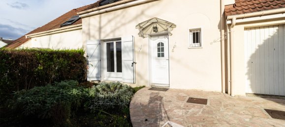 Casa de 3 dormitorios en Jouy-le-Moutier, France No. 165623 2