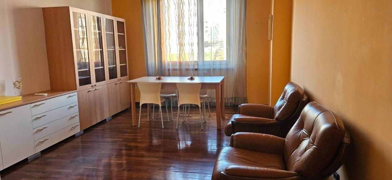 4-salle Appartement à Asti, Italy No. 40236