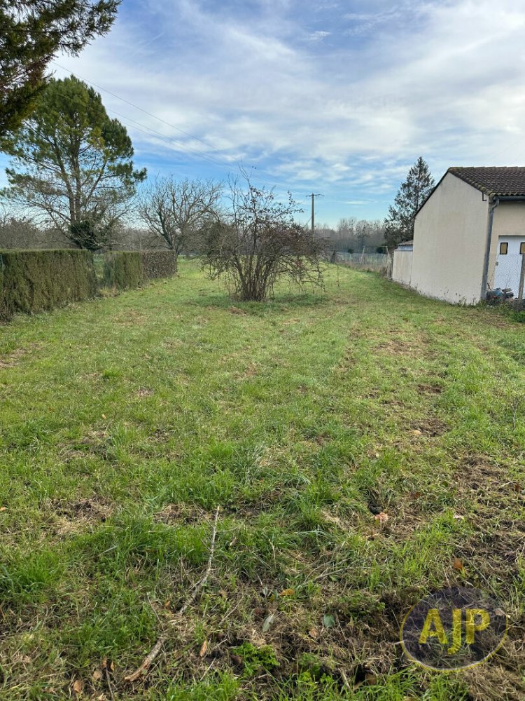  Land in Colombiers, France No. 113540