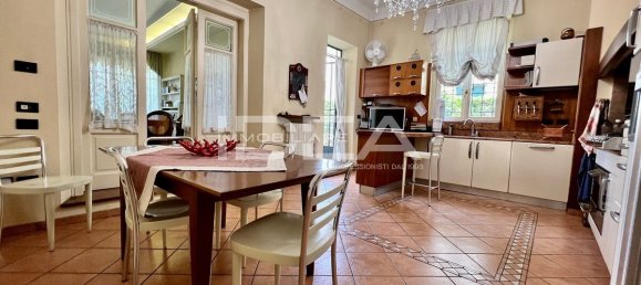 5 bedrooms Villa in Lucca, Italy No. 323240 3