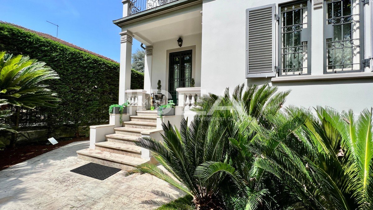 5 bedrooms Villa in Lucca, Italy No. 323240